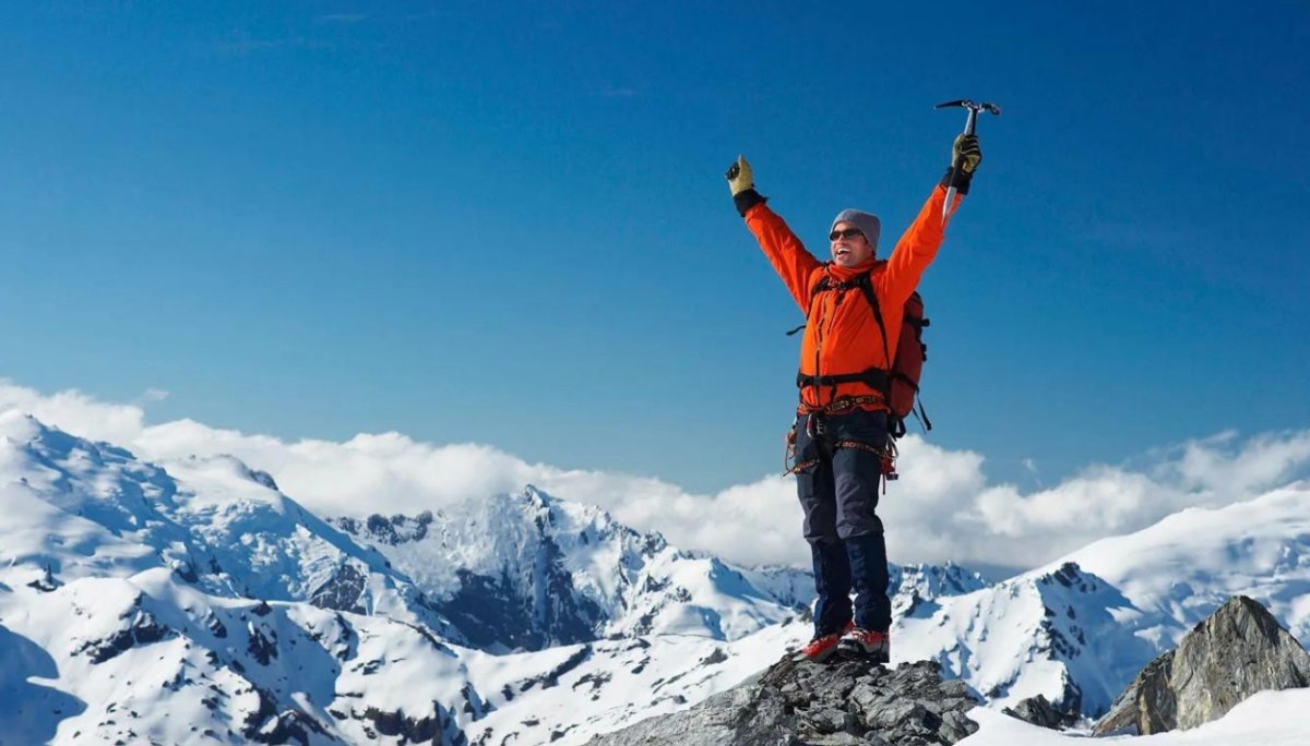 Альпинист мужчина на горе