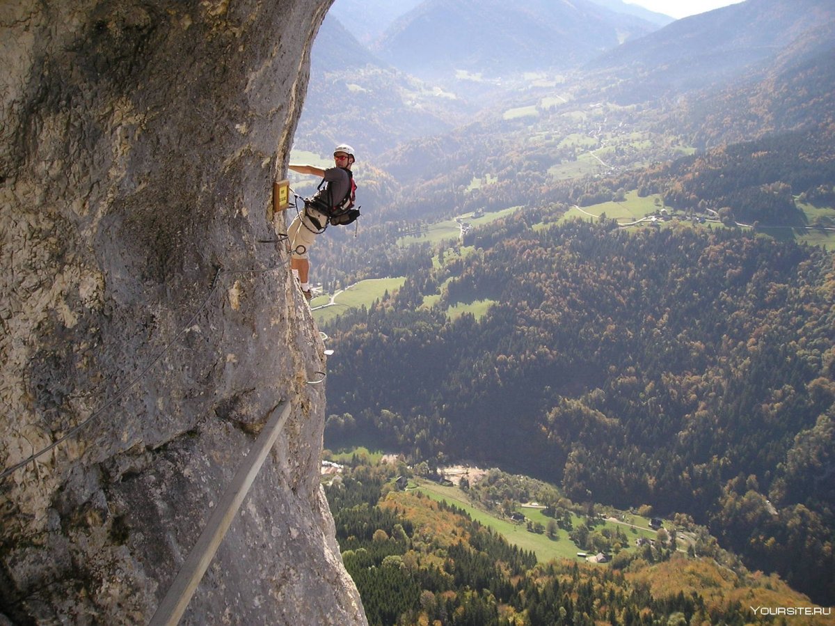 Карабкается на гору