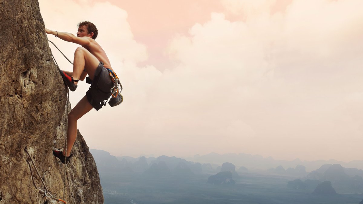 Человек взбирается на гору