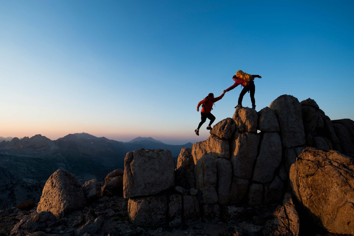 Человек взбирается на гору