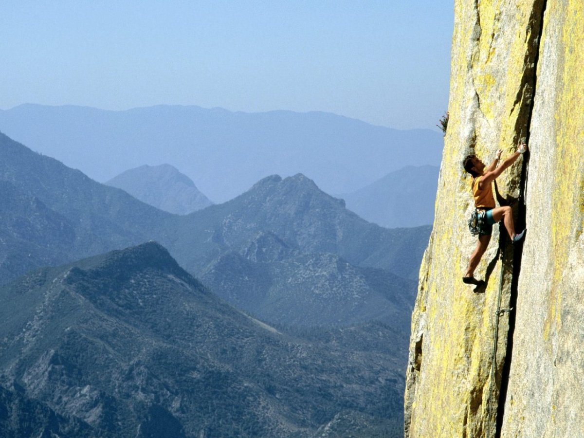 Человек лезет в гору