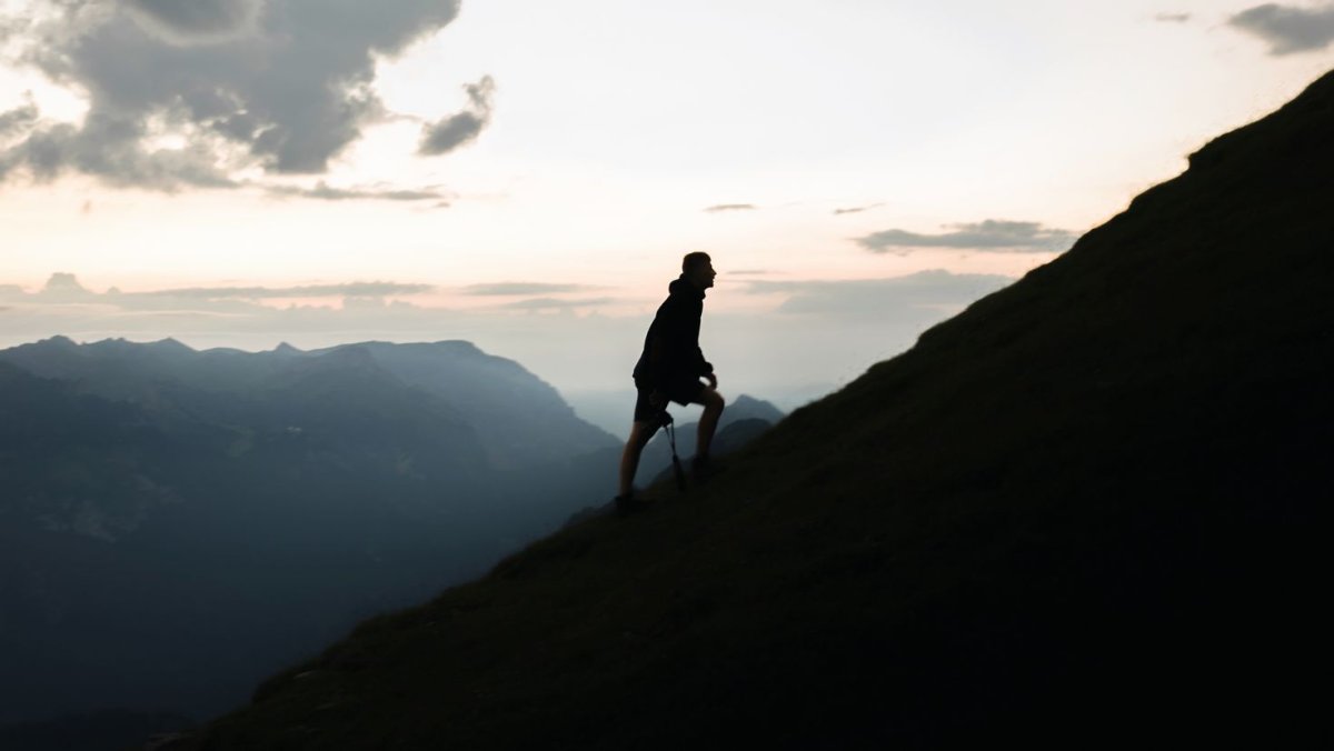 Силуэт человека на горе