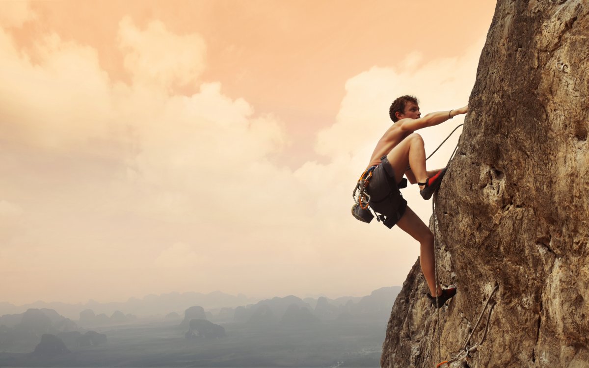 Человек взбирается на гору