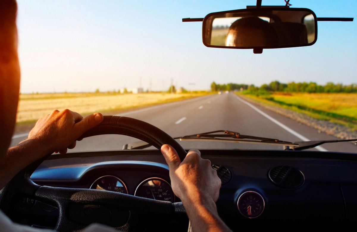 Вид из машины на дорогу