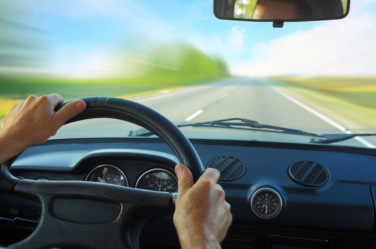 Шофер за рулем