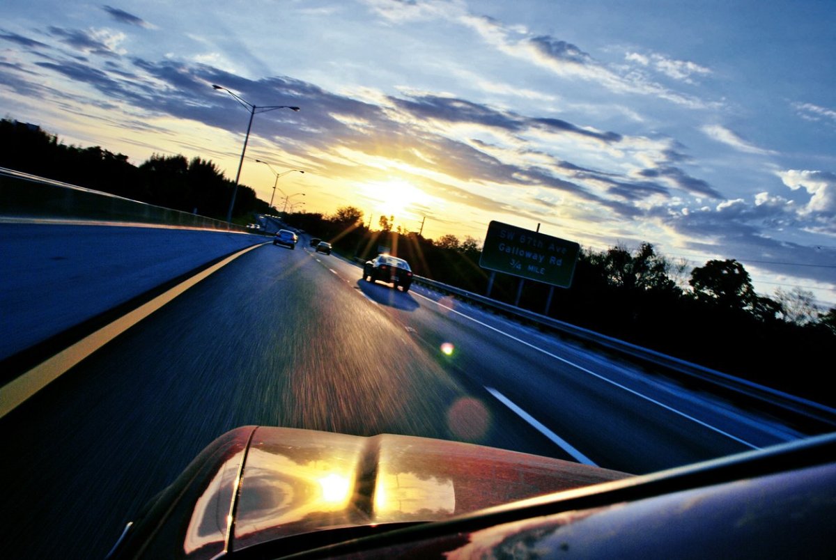 Машина ночью на дороге