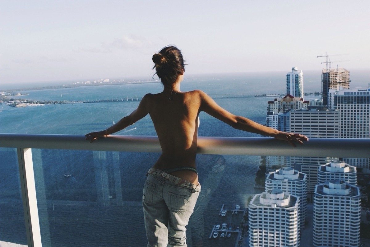 Держит за волосы