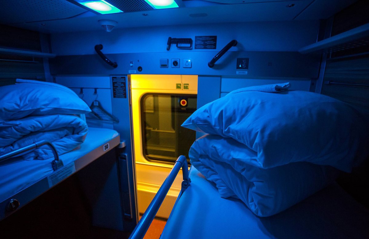 Поезд внутри ночью