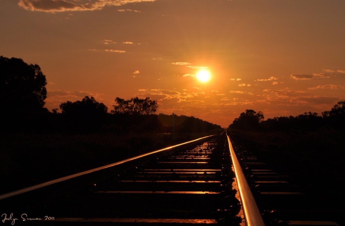 Поезд вечером