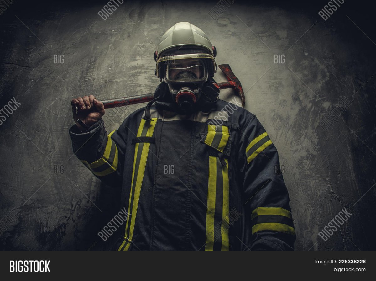 Пожарник в противогазе