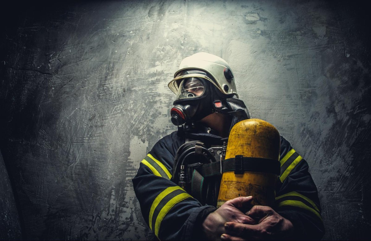Пожарный в противогазе