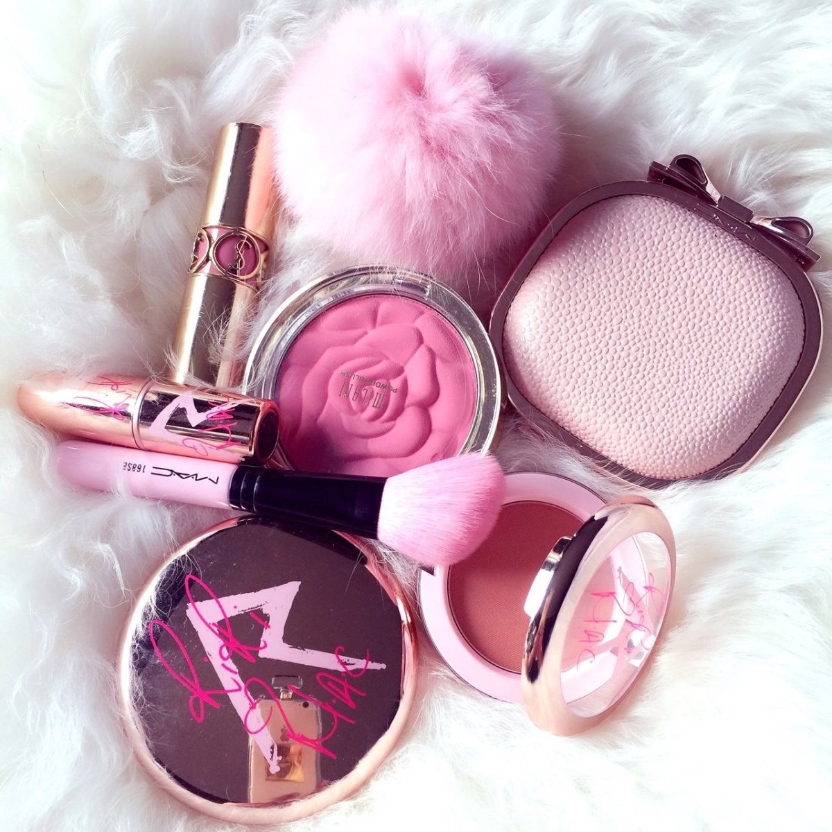 Розовая косметика