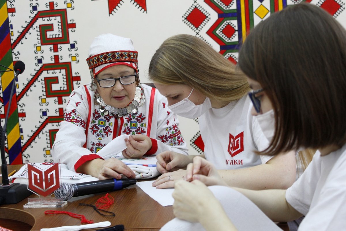 Растение в стиле Чувашской вышивки рисунок