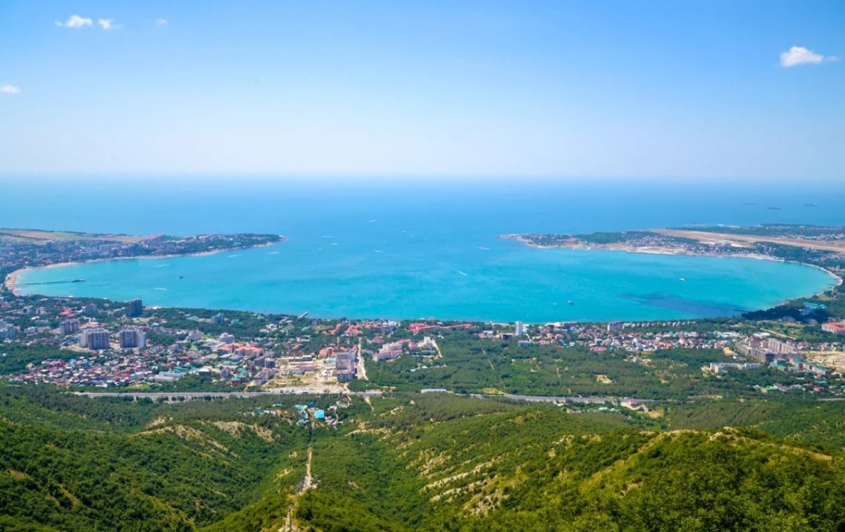 Голубая бухта Бжид море