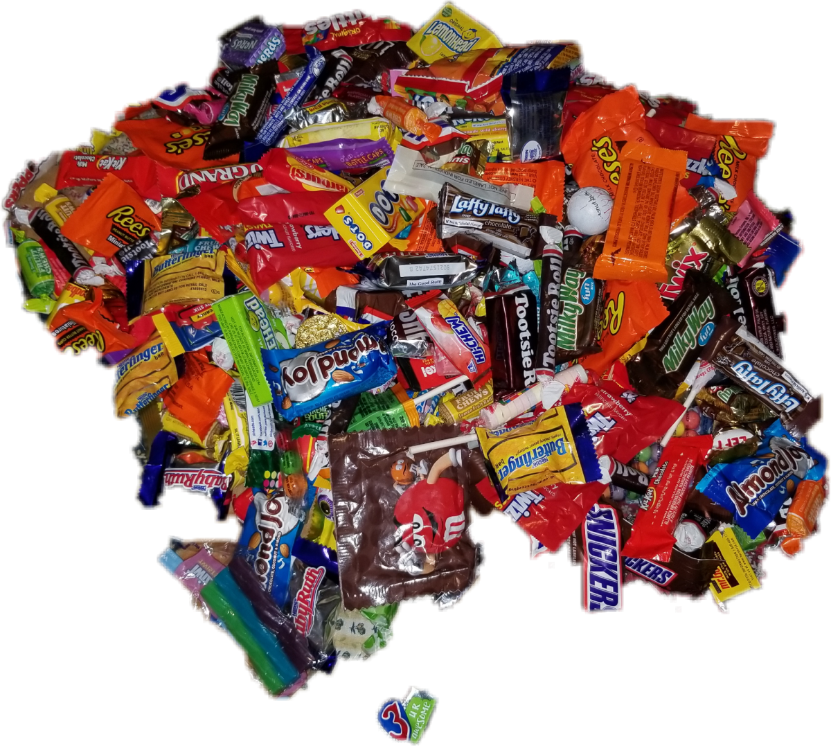 Куча конфет на белом фоне