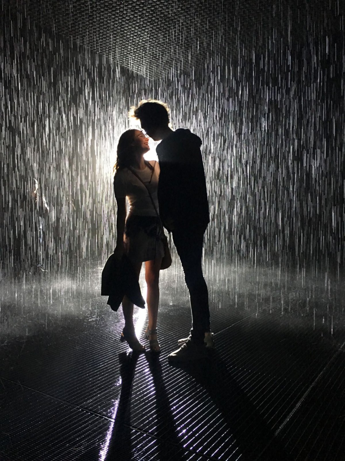 Пара под дождем