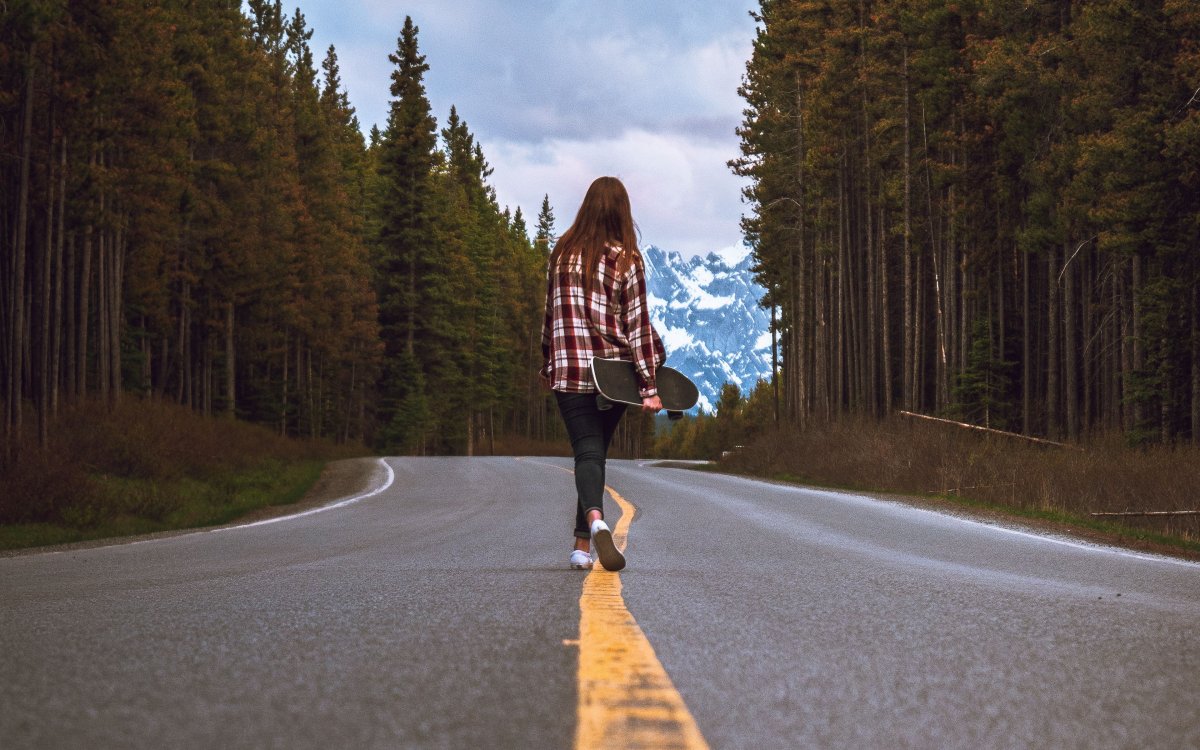 Трасса с лесом и машиной