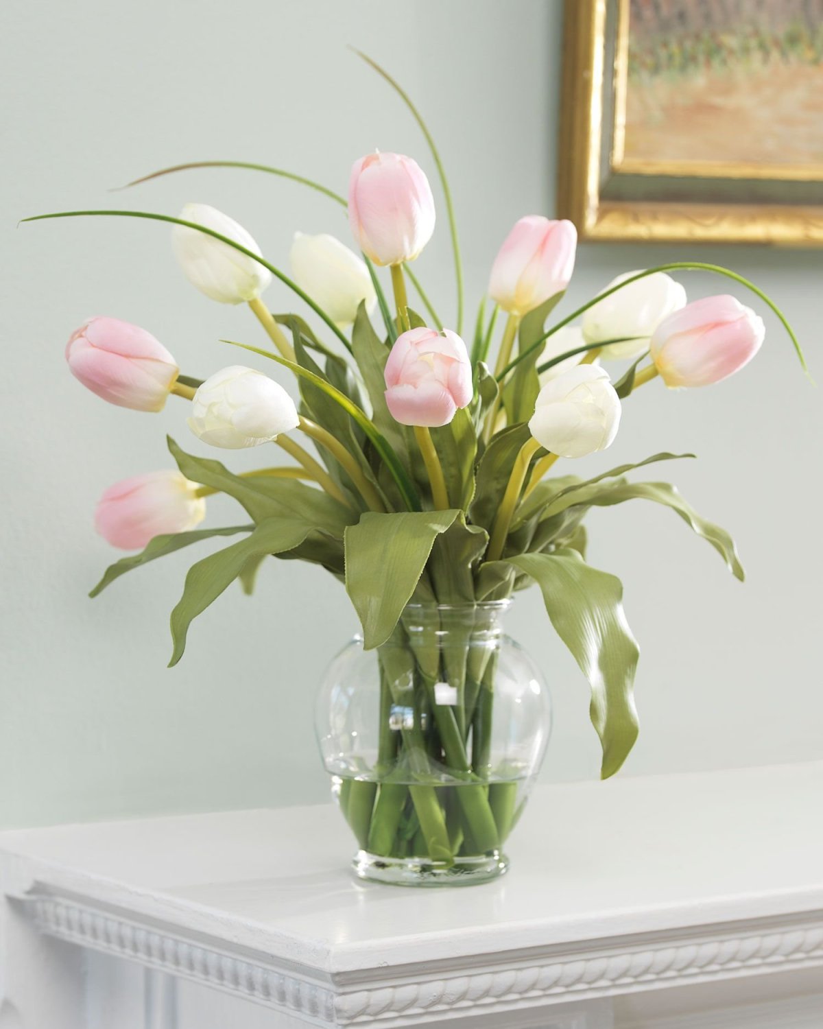 Розовые с белым бокалом тюльпаны