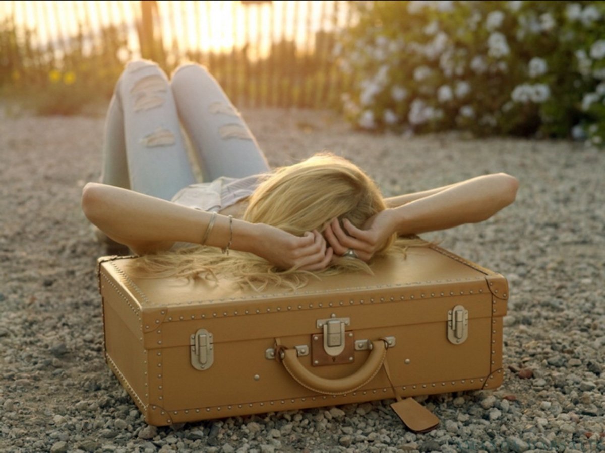 Блондинка с чемоданом