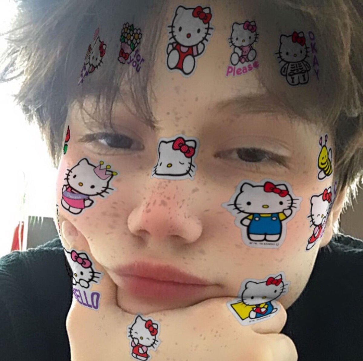 Парень с наклейками на лице