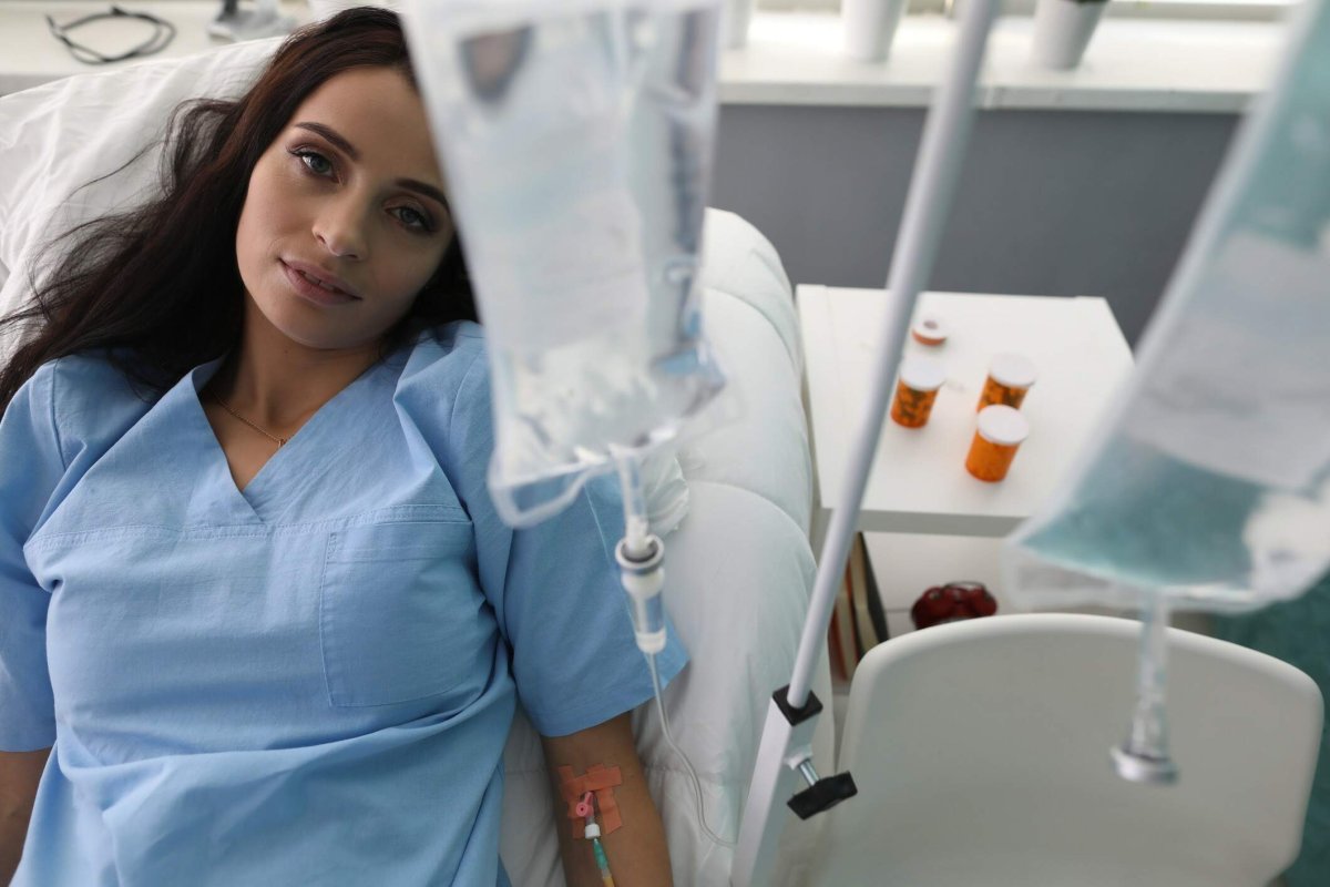 Девочка в больничной палате