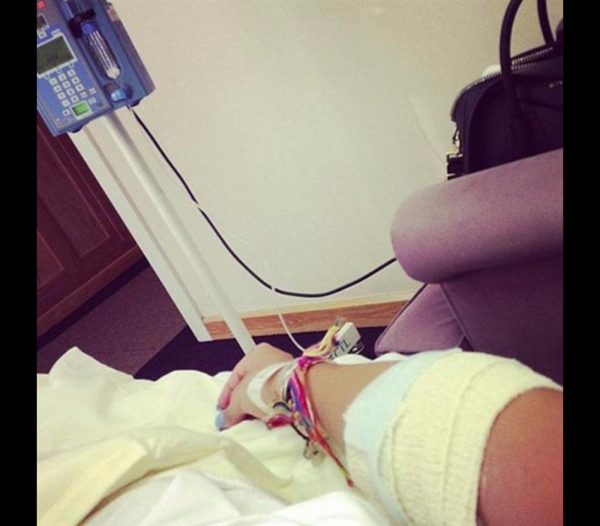 Девушка в больничной палате