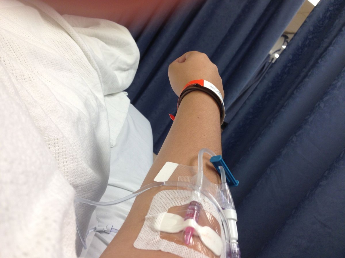 Рука скапельницойв больнице