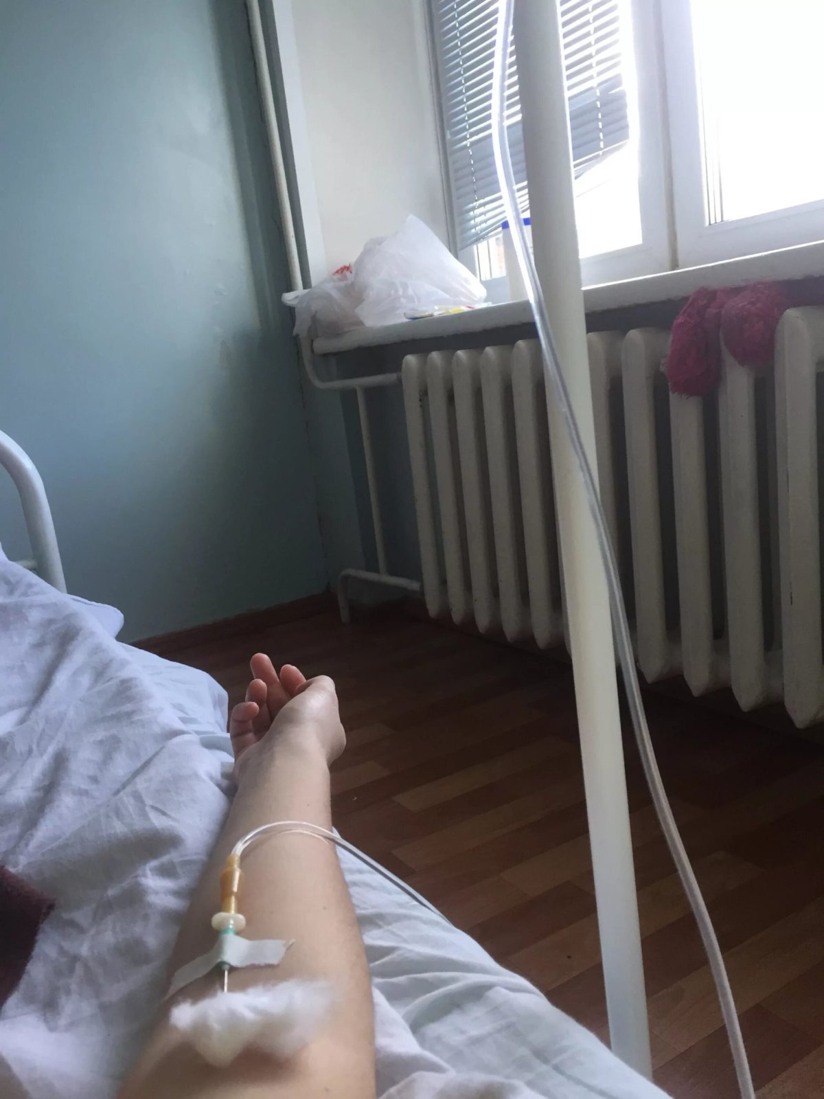 Красивая девушка в больнице