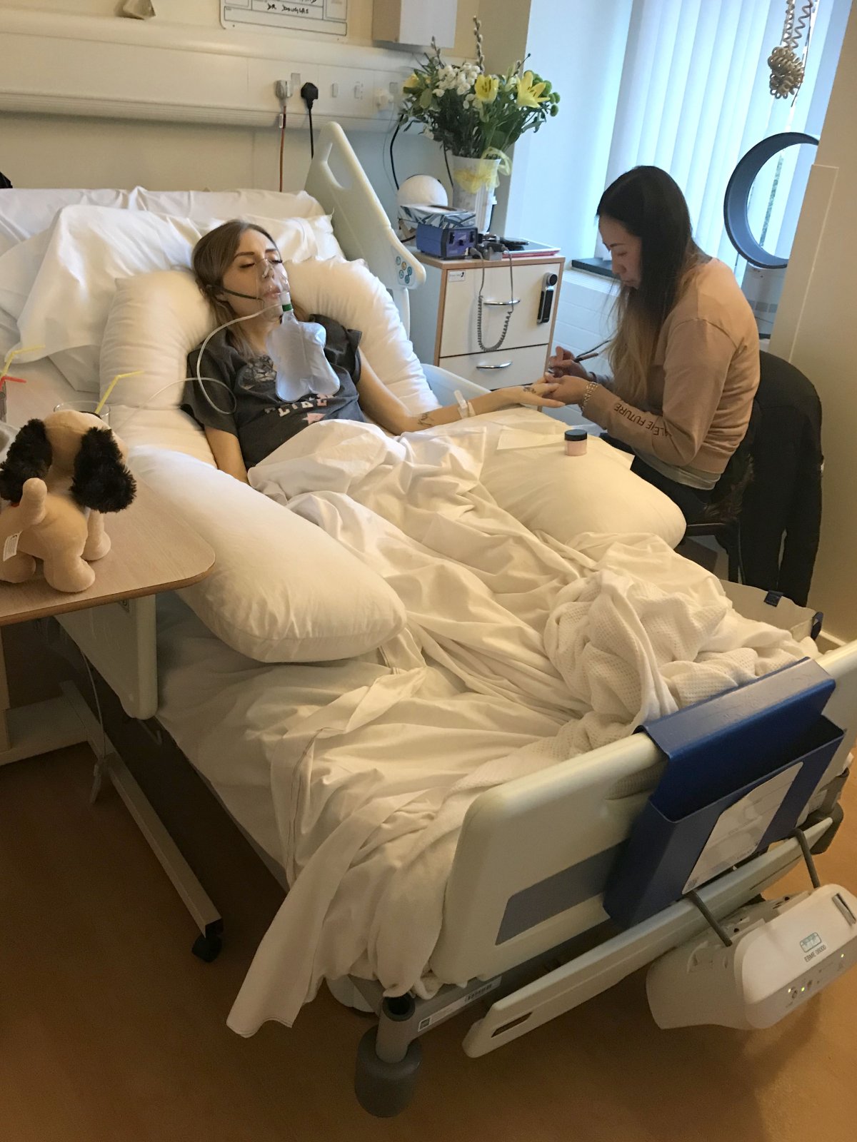 Красивая девушка в больнице