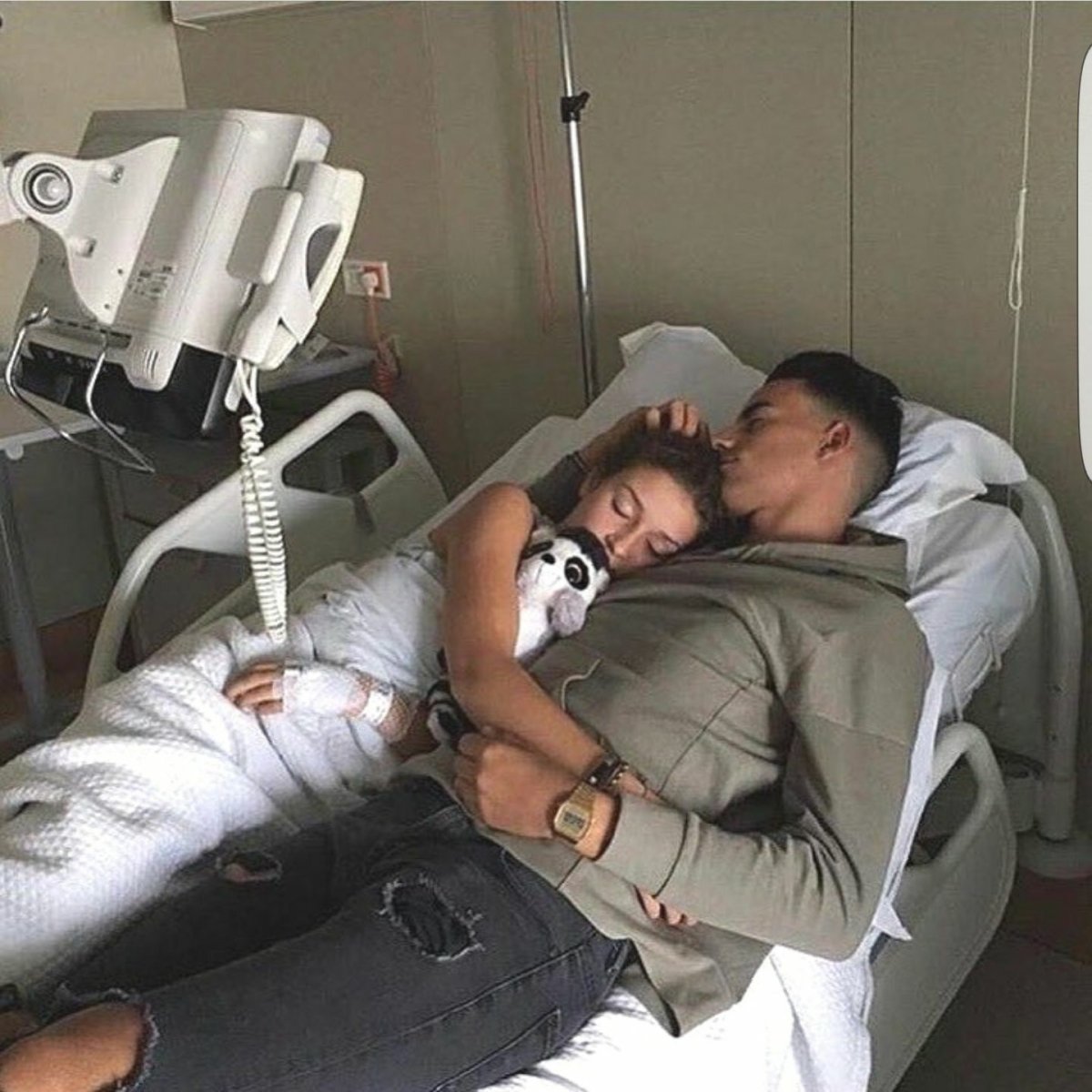 Красивая девушка в больнице