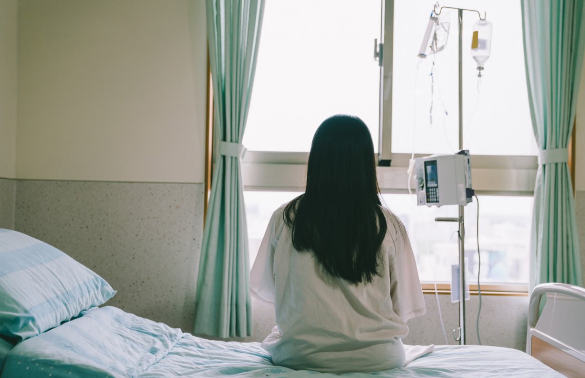 Девочка в больничной палате