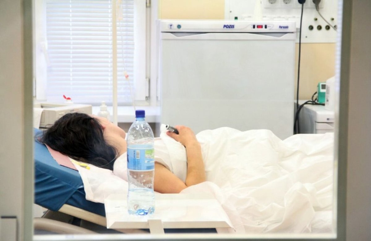 Девушка блондинка в больнице