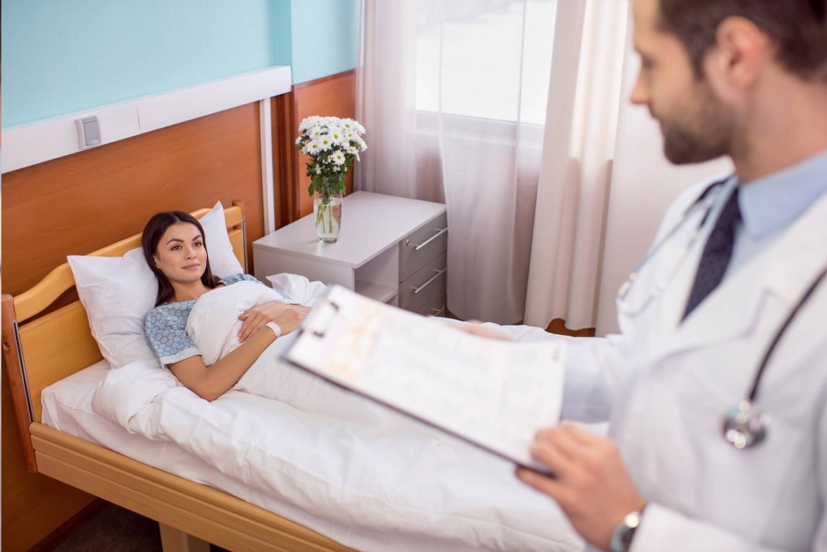 Девушка на больничной койке