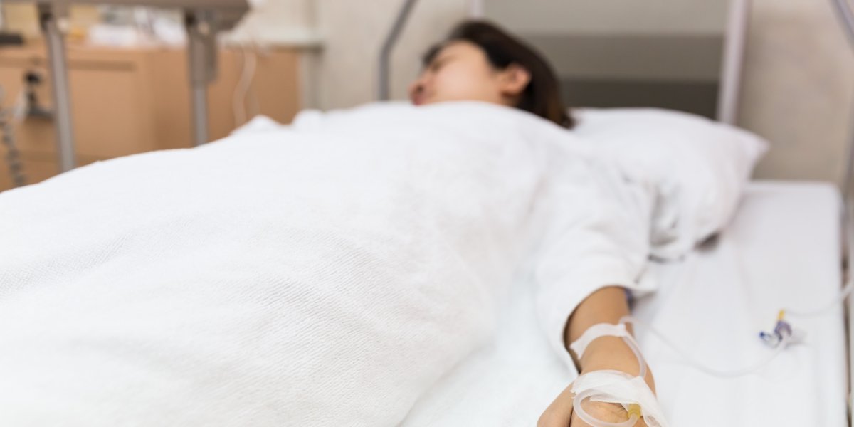 Больная девушка в больнице