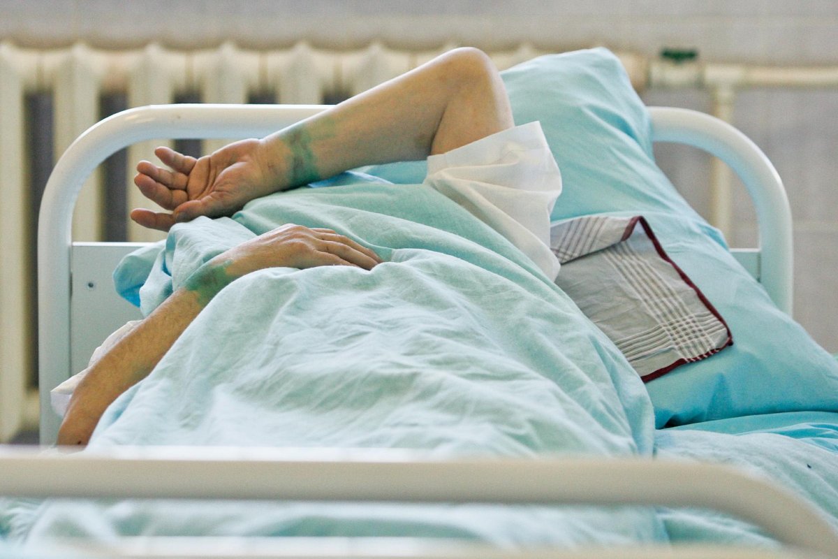 Девушка в больничной палате