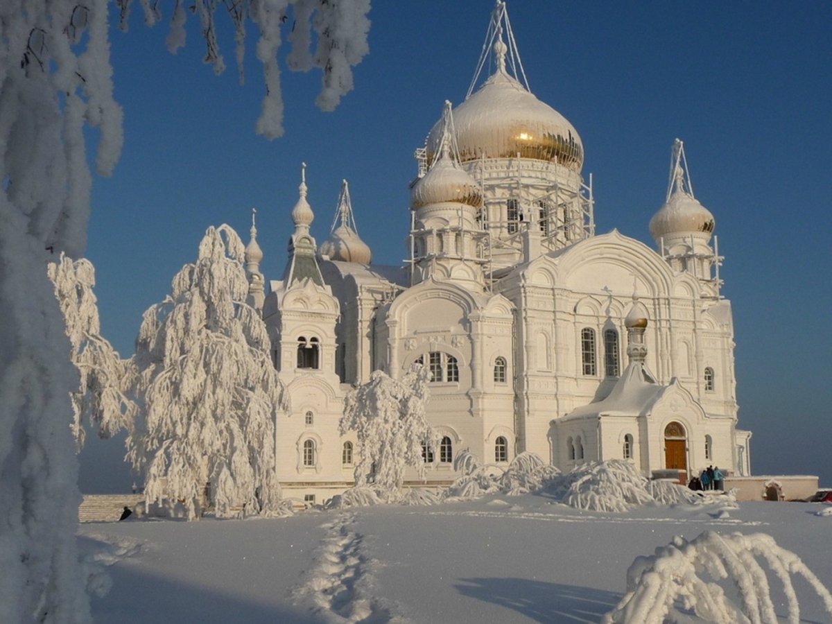 Церковь в снегу