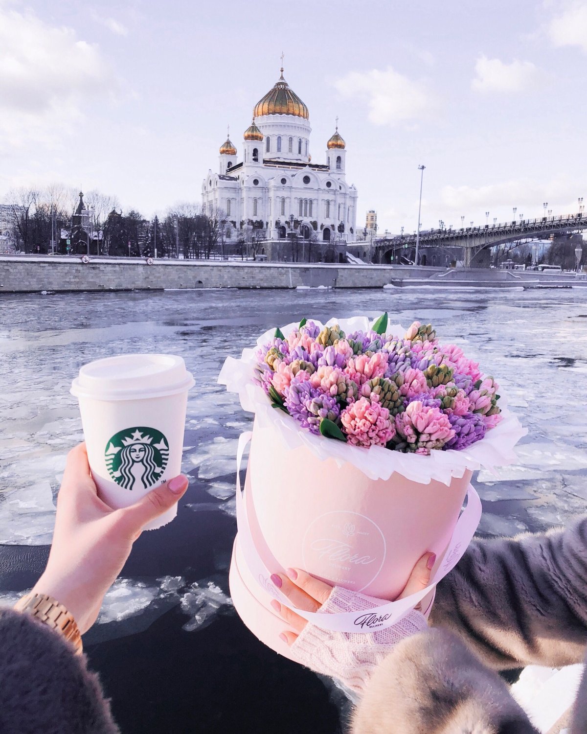 Девушка с цветами на аву