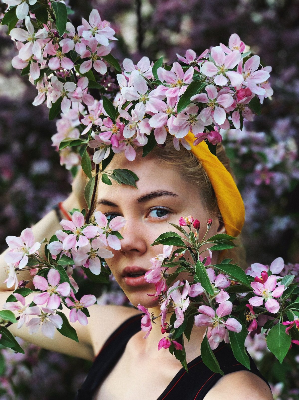 Фото с цветами девушки на улице