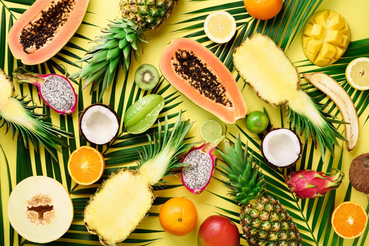 Тропические фрукты ананасы папайя