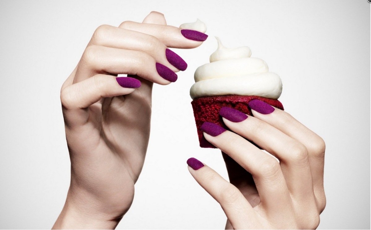 Рука с маникюром