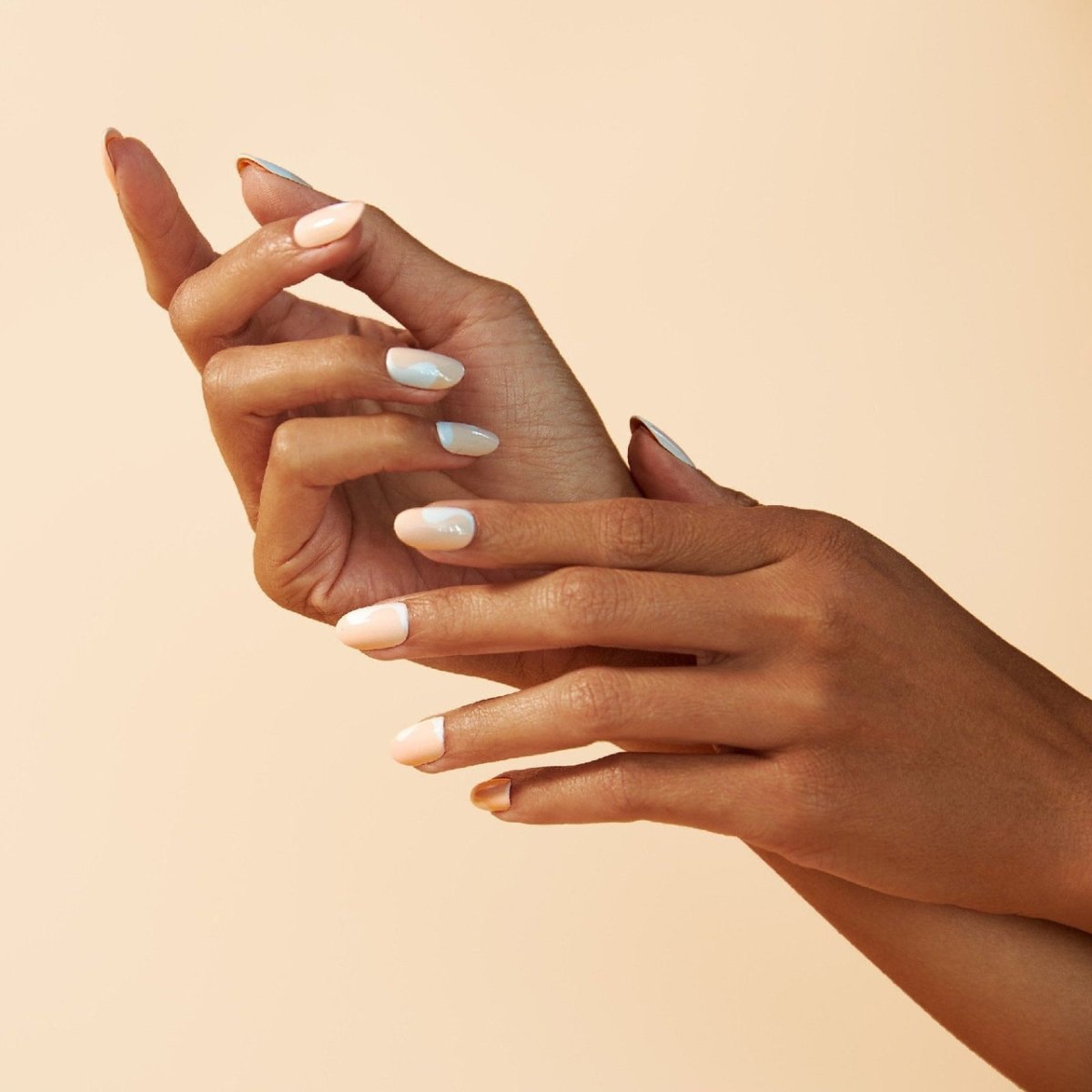 Рука девушки с ногтями