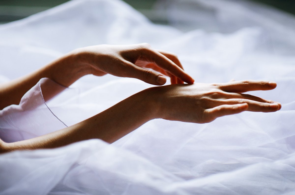 Нежные женские руки