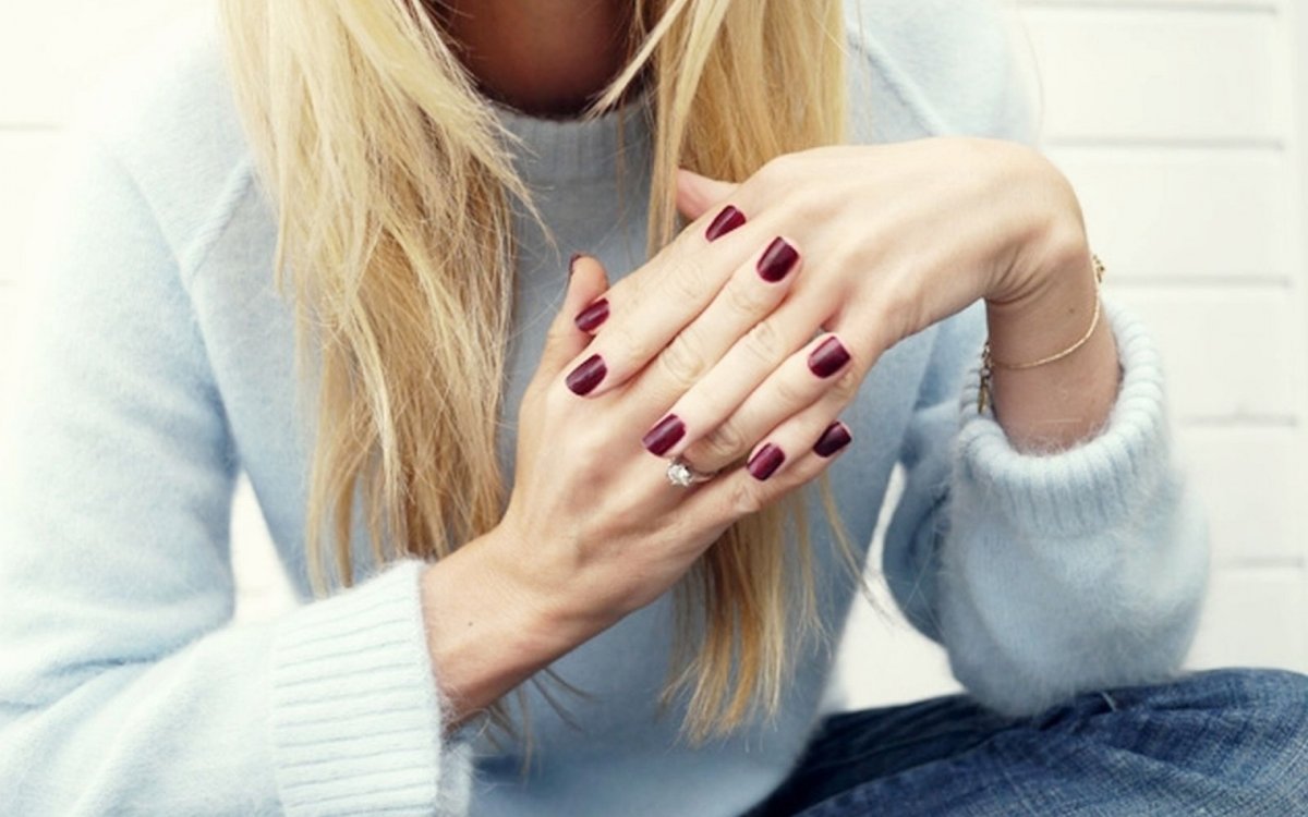 Рука девушки с ногтями