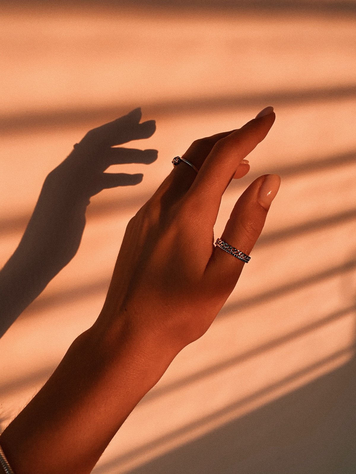 Фото на аву Девчачьи руки которые держат что то