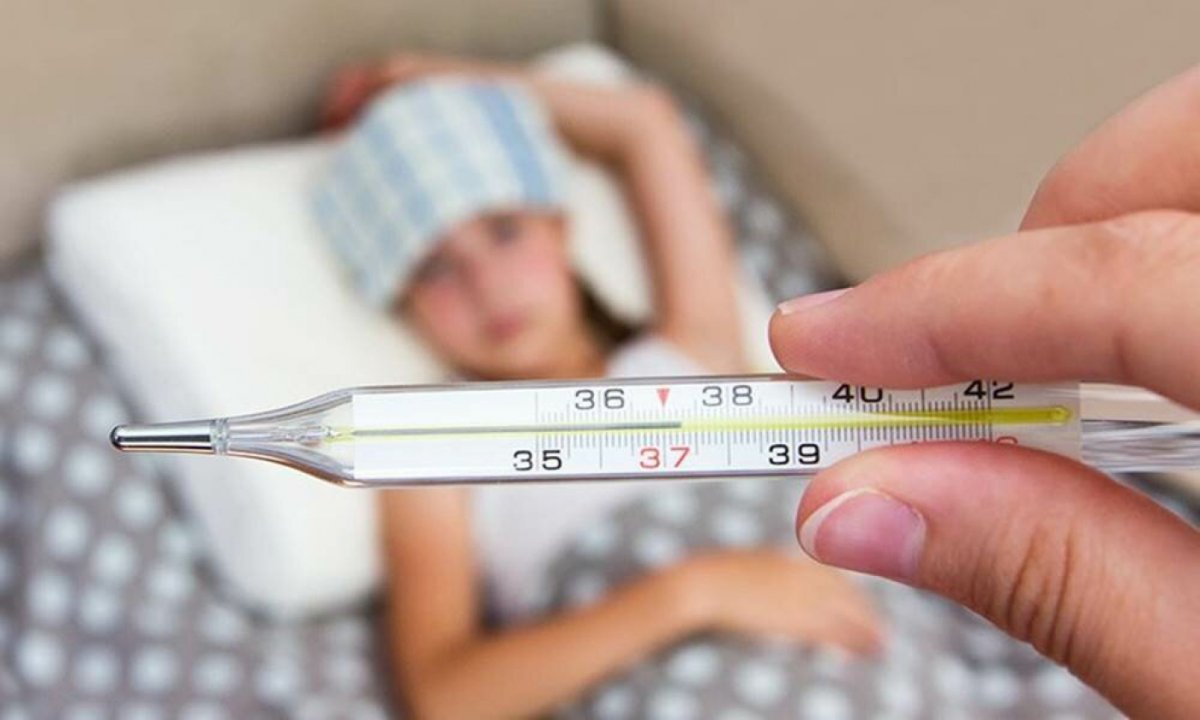 Девушка с градусником во рту