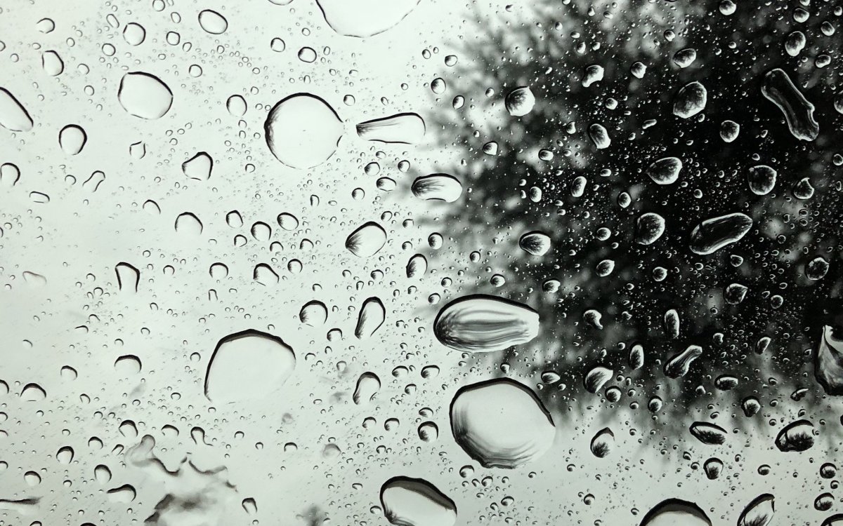 Капли воды на поверхности