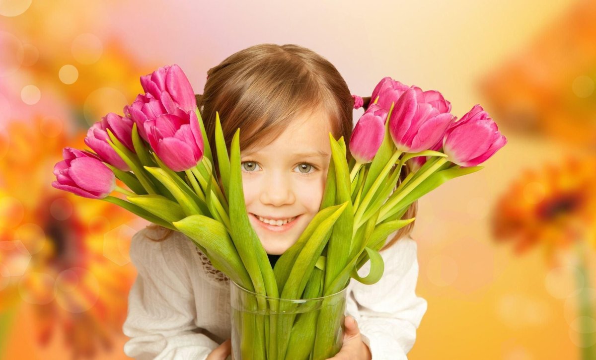 Ребенок дарит цветы маме