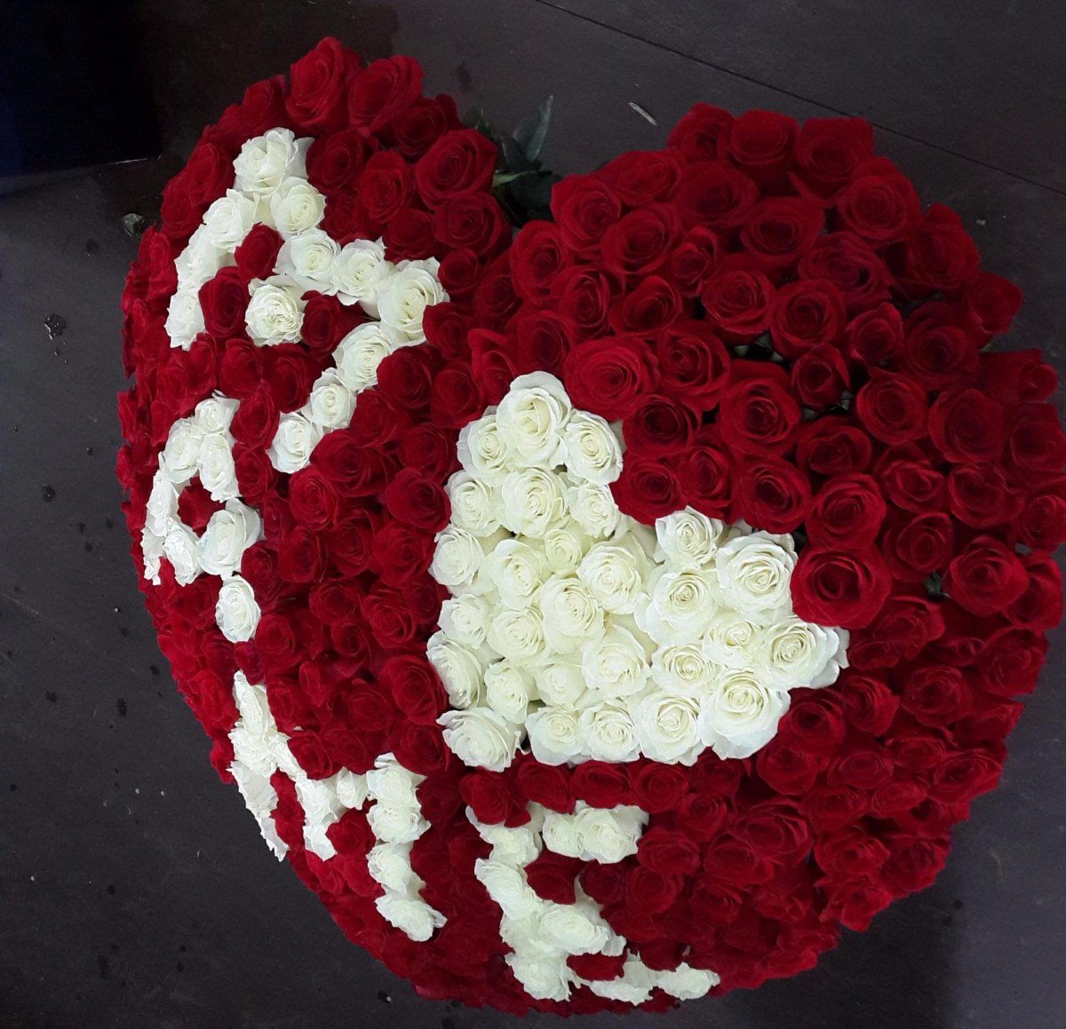 Огромное сердце из цветов