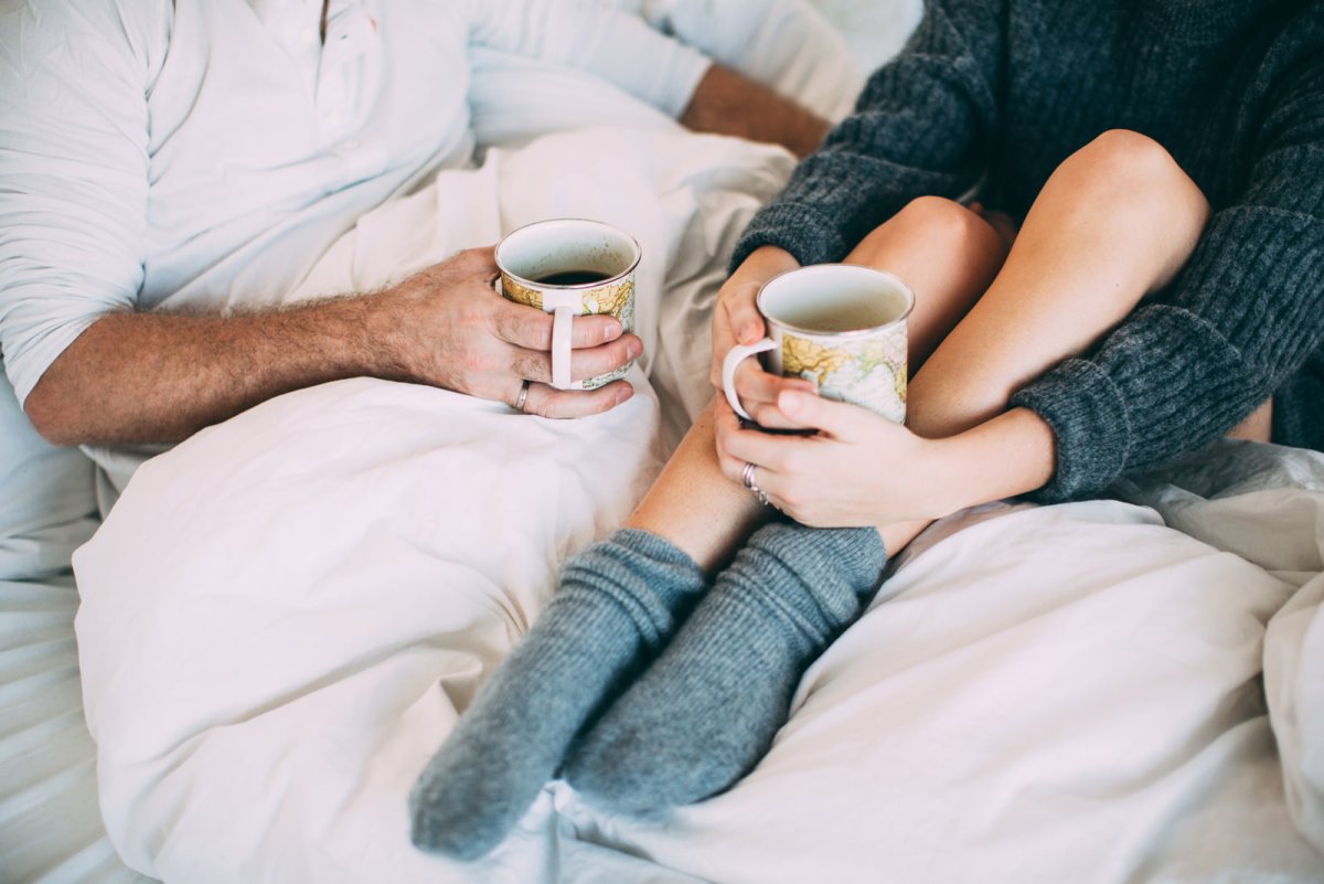 Две чашки кофе и руки