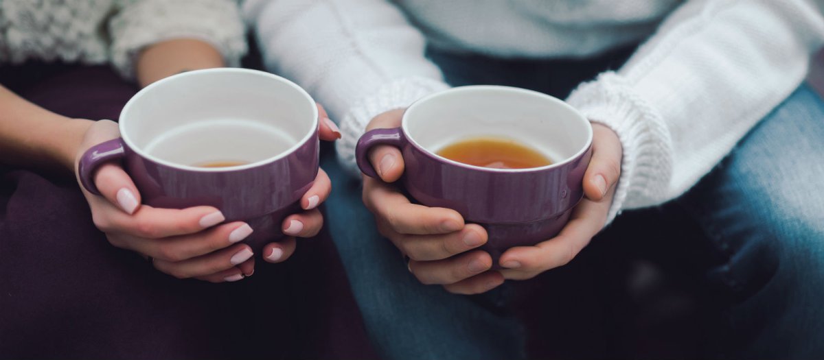 Две чашки чая в руках